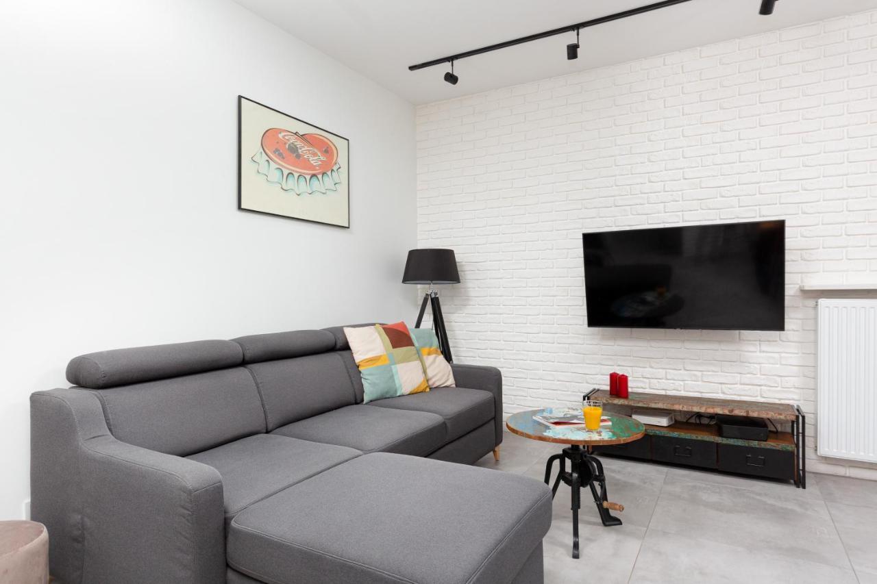 City Center Apartments Grzybowska With Parking By Noclegi Renters Warsaw Exterior photo